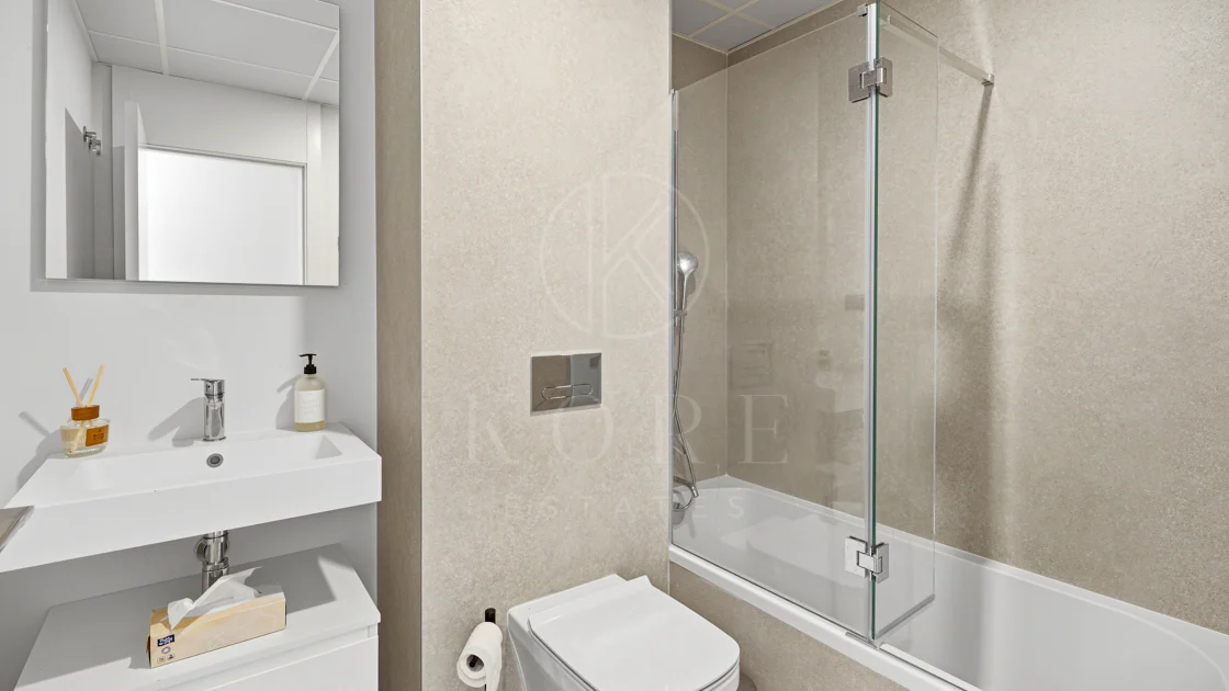 Apartamento de tres dormitorios en la comunidad cerrada de Medblue, en Altos de los Monteros