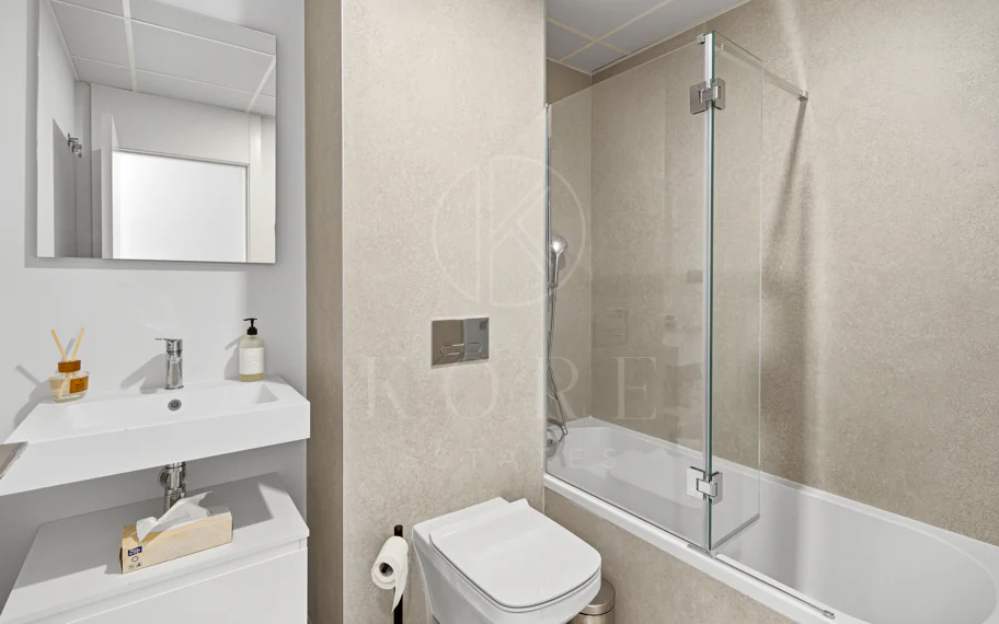 Apartamento de tres dormitorios en la comunidad cerrada de Medblue, en Altos de los Monteros