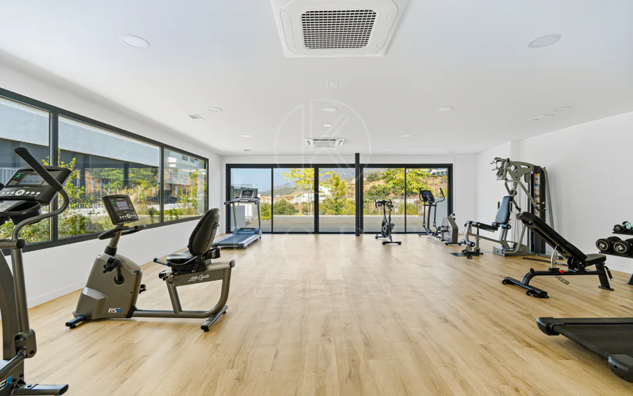 Apartamento de tres dormitorios en la comunidad cerrada de Medblue, en Altos de los Monteros