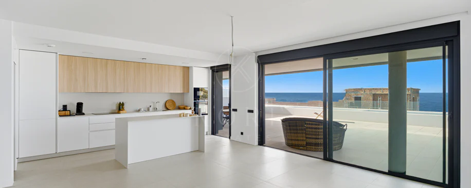 Apartamento de tres dormitorios en la comunidad cerrada de Medblue, en Altos de los Monteros