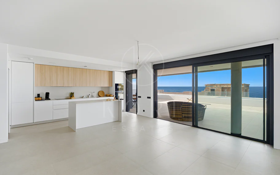 Apartamento de tres dormitorios en la comunidad cerrada de Medblue, en Altos de los Monteros