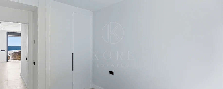 Apartamento de tres dormitorios en la comunidad cerrada de Medblue, en Altos de los Monteros
