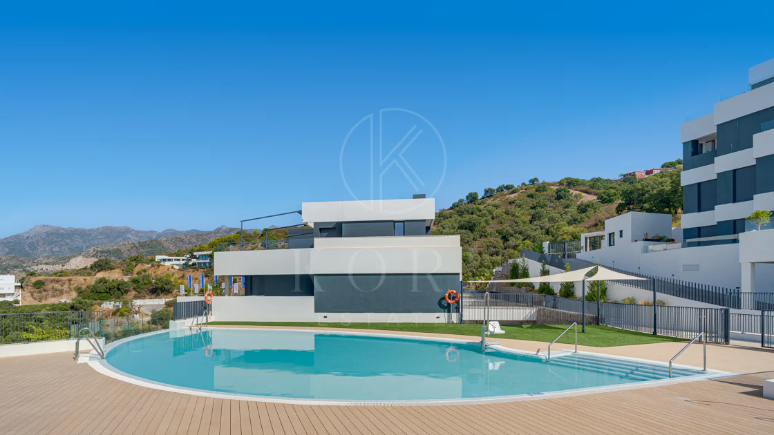 Apartamento de tres dormitorios en la comunidad cerrada de Medblue, en Altos de los Monteros