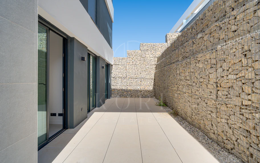 Apartamento de tres dormitorios en la comunidad cerrada de Medblue, en Altos de los Monteros
