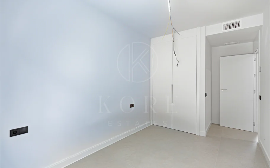 Apartamento de tres dormitorios en la comunidad cerrada de Medblue, en Altos de los Monteros