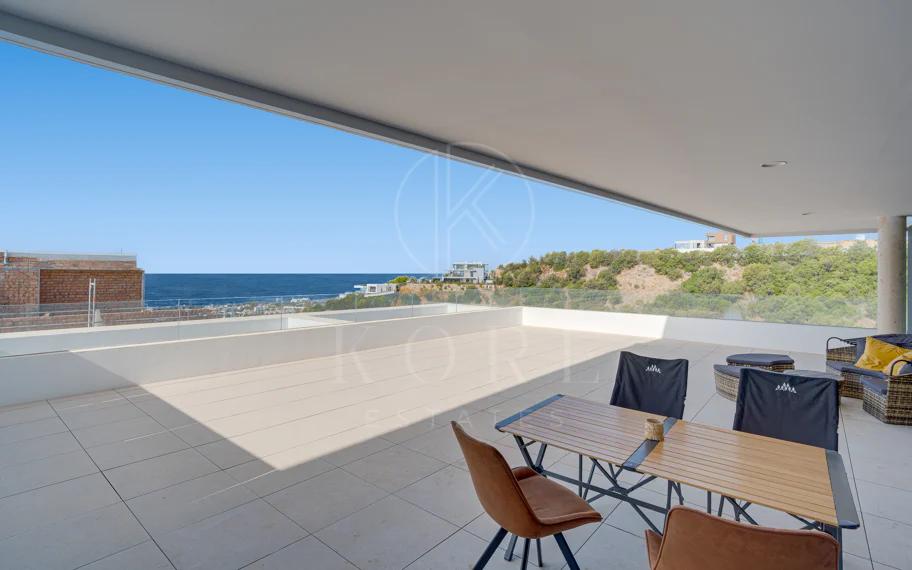 Apartamento de tres dormitorios en la comunidad cerrada de Medblue, en Altos de los Monteros