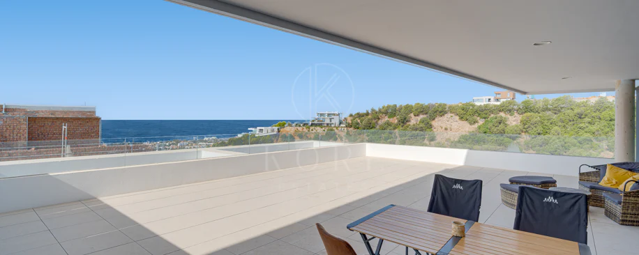 Apartamento de tres dormitorios en la comunidad cerrada de Medblue, en Altos de los Monteros