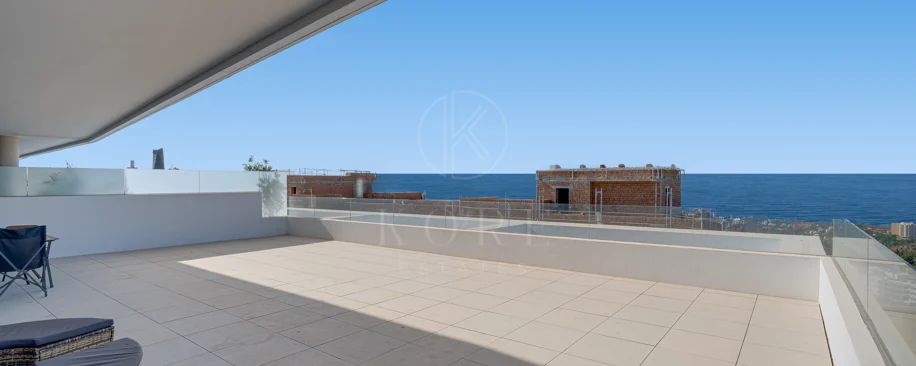 Apartamento de tres dormitorios en la comunidad cerrada de Medblue, en Altos de los Monteros