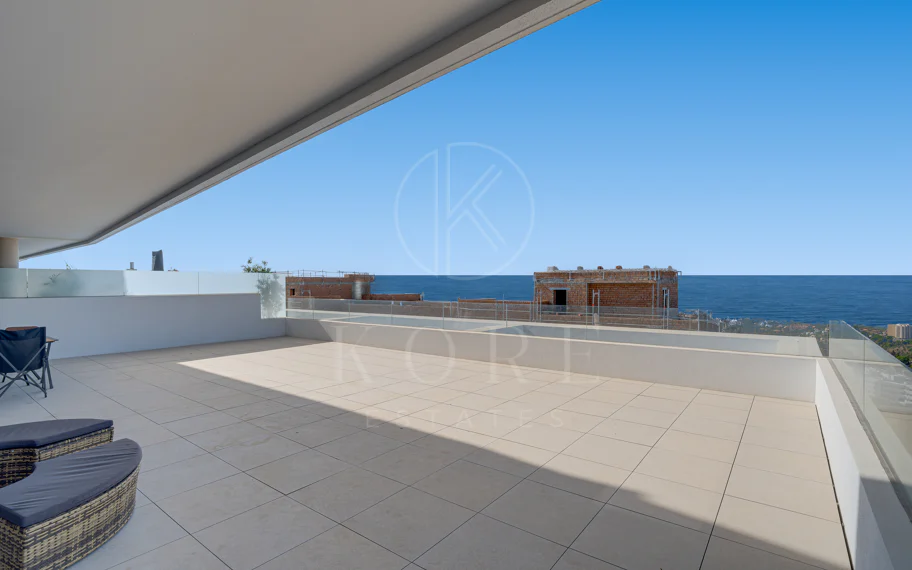 Apartamento de tres dormitorios en la comunidad cerrada de Medblue, en Altos de los Monteros