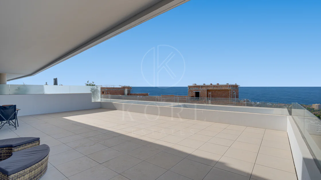 Apartamento de tres dormitorios en la comunidad cerrada de Medblue, en Altos de los Monteros