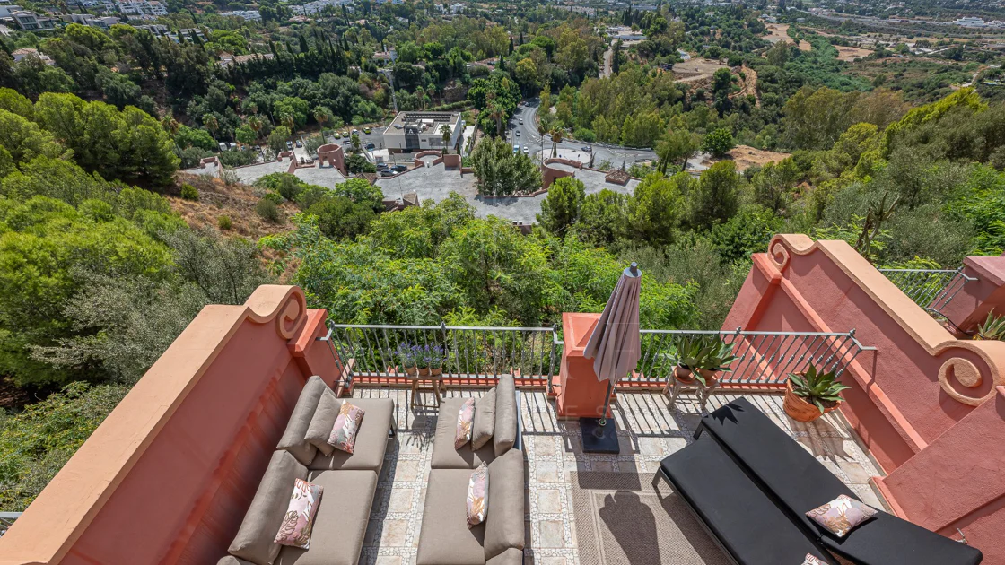 Exclusivo Dúplex Reformado con Vistas Panorámicas al Mar en La Quinta, Benahavís