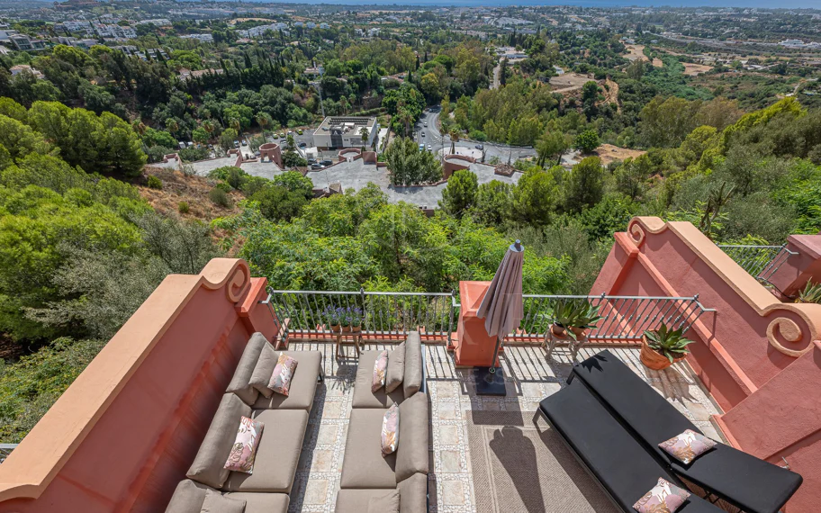 Exclusivo Dúplex Reformado con Vistas Panorámicas al Mar en La Quinta, Benahavís