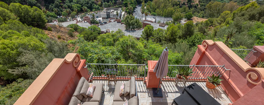 Exclusivo Dúplex Reformado con Vistas Panorámicas al Mar en La Quinta, Benahavís