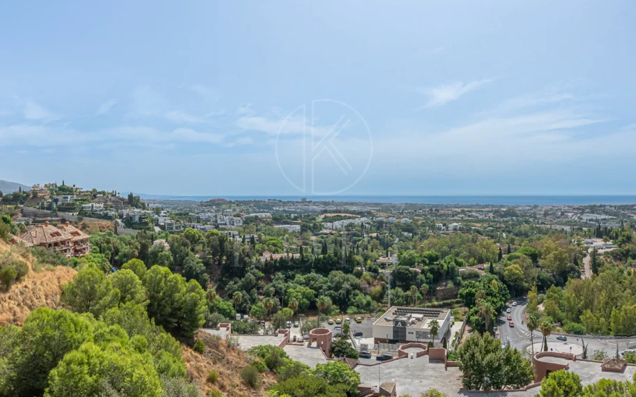 Exclusivo Dúplex Reformado con Vistas Panorámicas al Mar en La Quinta, Benahavís