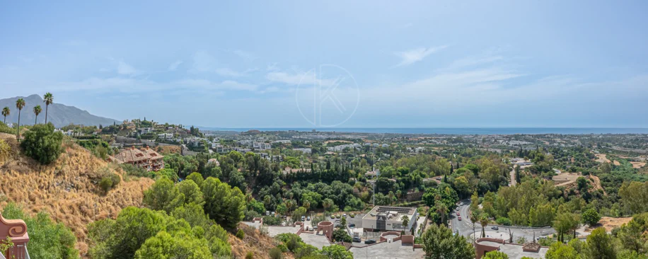 Exclusivo Dúplex Reformado con Vistas Panorámicas al Mar en La Quinta, Benahavís