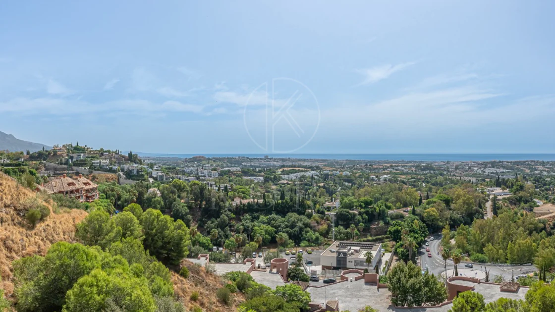 Exclusivo Dúplex Reformado con Vistas Panorámicas al Mar en La Quinta, Benahavís