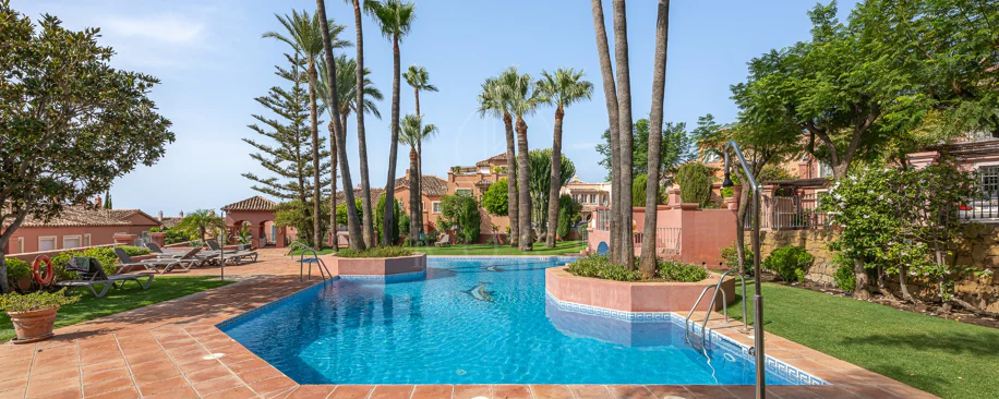 Exclusivo Dúplex Reformado con Vistas Panorámicas al Mar en La Quinta, Benahavís