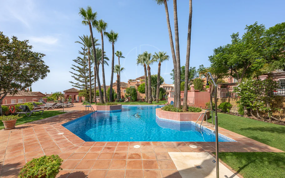 Exclusivo Dúplex Reformado con Vistas Panorámicas al Mar en La Quinta, Benahavís