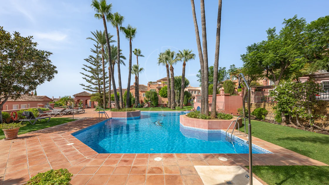 Exclusivo Dúplex Reformado con Vistas Panorámicas al Mar en La Quinta, Benahavís