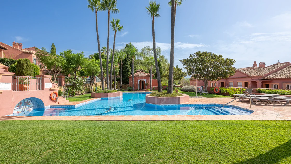 Exclusivo Dúplex Reformado con Vistas Panorámicas al Mar en La Quinta, Benahavís