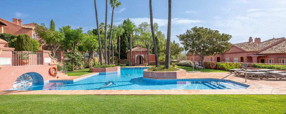 Exclusivo Dúplex Reformado con Vistas Panorámicas al Mar en La Quinta, Benahavís