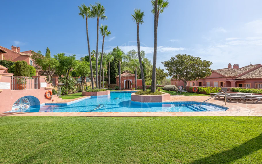 Exclusivo Dúplex Reformado con Vistas Panorámicas al Mar en La Quinta, Benahavís