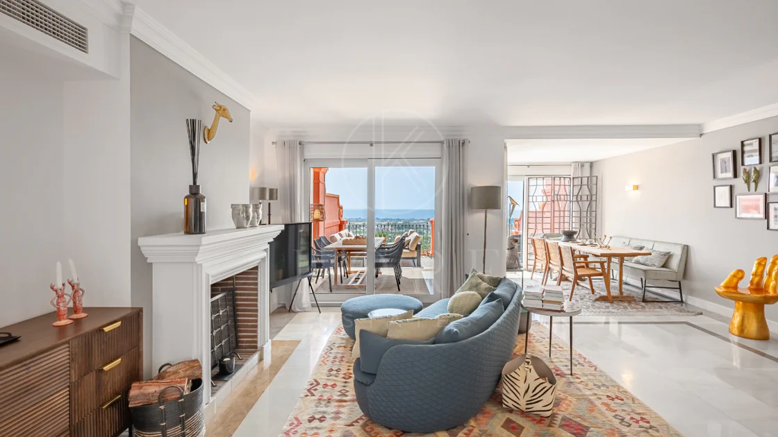 Exclusivo Dúplex Reformado con Vistas Panorámicas al Mar en La Quinta, Benahavís