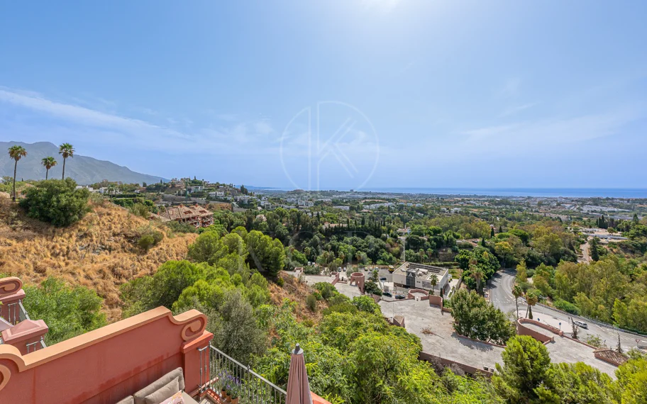 Exclusivo Dúplex Reformado con Vistas Panorámicas al Mar en La Quinta, Benahavís