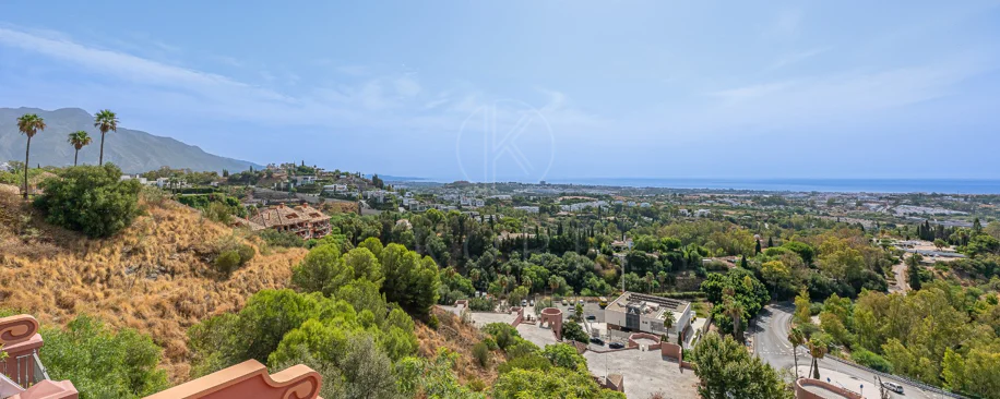 Exclusivo Dúplex Reformado con Vistas Panorámicas al Mar en La Quinta, Benahavís