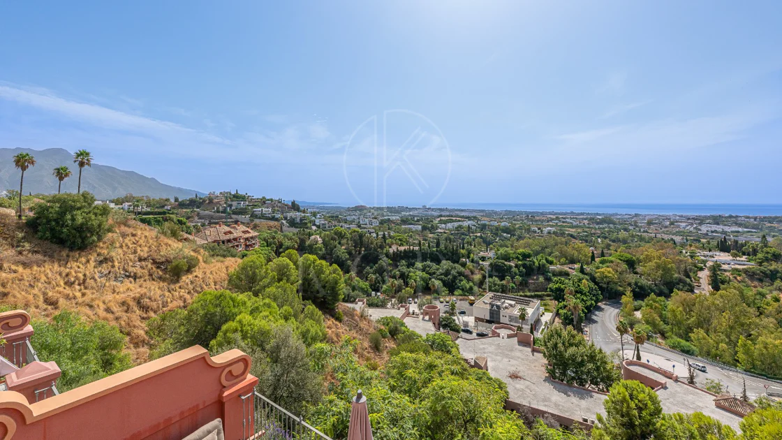 Exclusivo Dúplex Reformado con Vistas Panorámicas al Mar en La Quinta, Benahavís