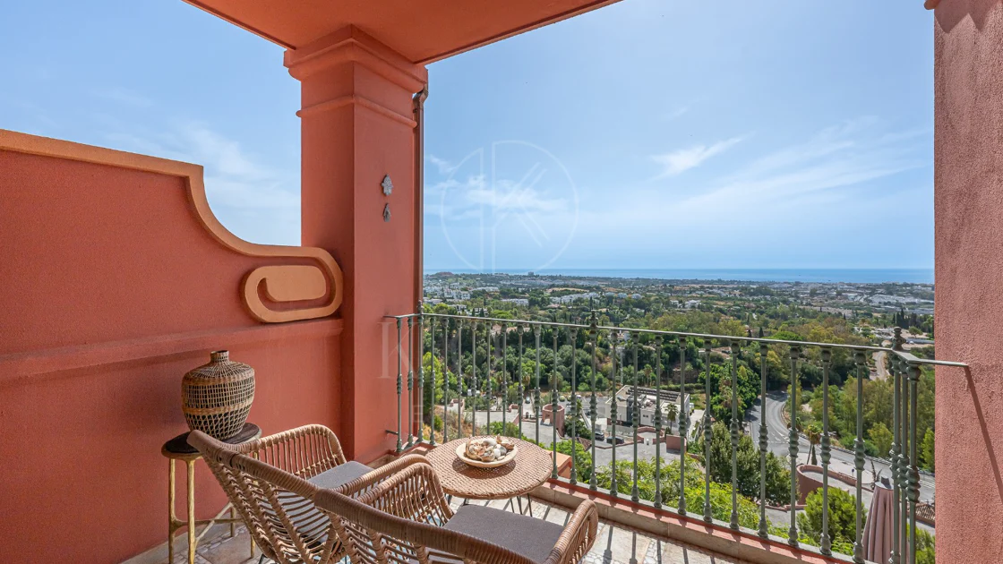 Exclusivo Dúplex Reformado con Vistas Panorámicas al Mar en La Quinta, Benahavís