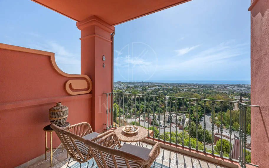 Exclusivo Dúplex Reformado con Vistas Panorámicas al Mar en La Quinta, Benahavís