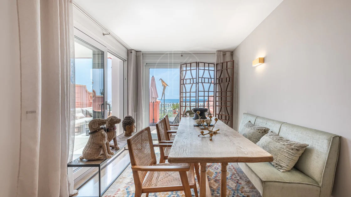 Exclusivo Dúplex Reformado con Vistas Panorámicas al Mar en La Quinta, Benahavís