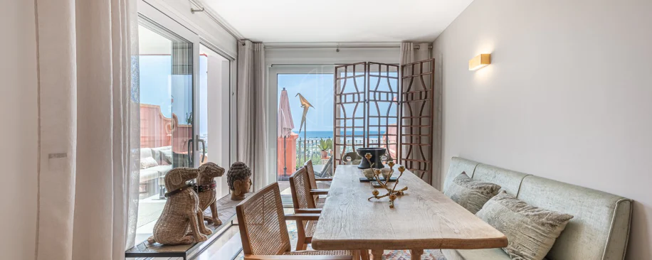 Exclusivo Dúplex Reformado con Vistas Panorámicas al Mar en La Quinta, Benahavís