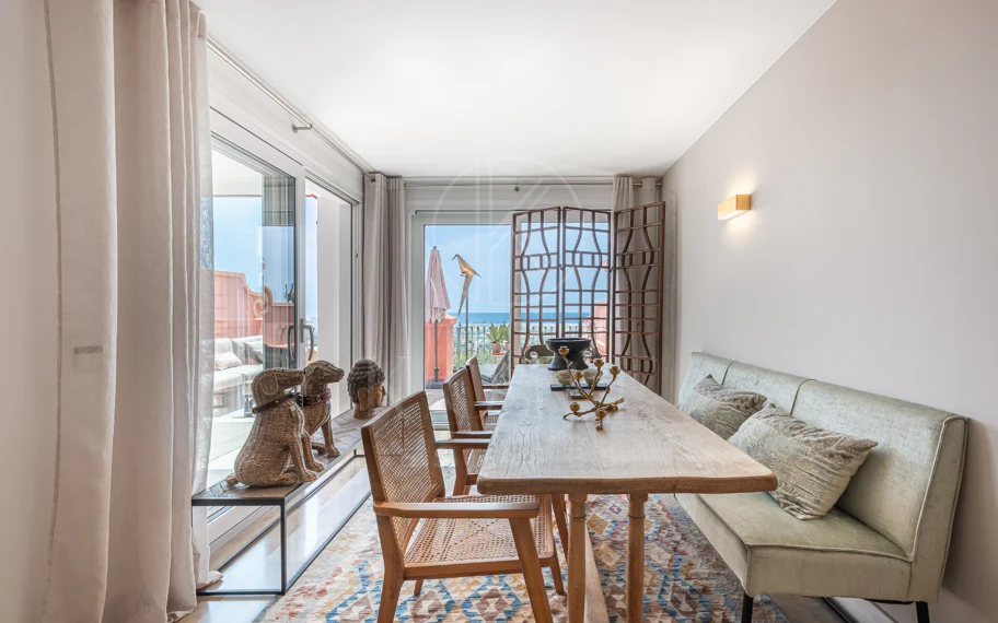 Exclusivo Dúplex Reformado con Vistas Panorámicas al Mar en La Quinta, Benahavís