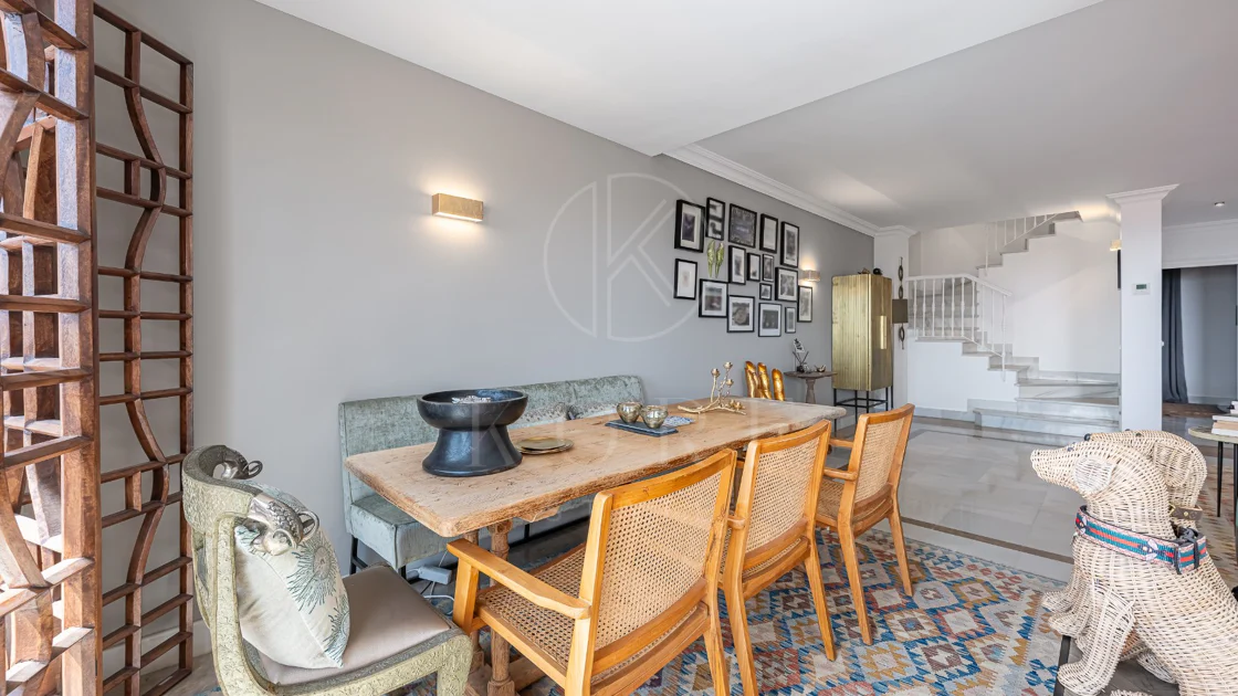Exclusivo Dúplex Reformado con Vistas Panorámicas al Mar en La Quinta, Benahavís