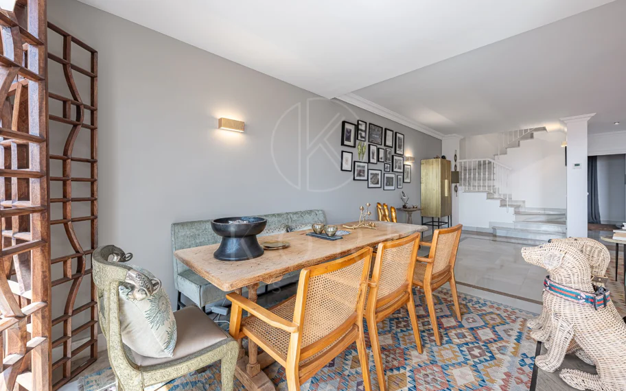 Exclusivo Dúplex Reformado con Vistas Panorámicas al Mar en La Quinta, Benahavís