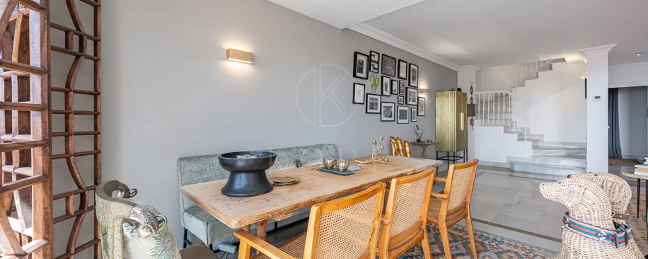 Exclusivo Dúplex Reformado con Vistas Panorámicas al Mar en La Quinta, Benahavís