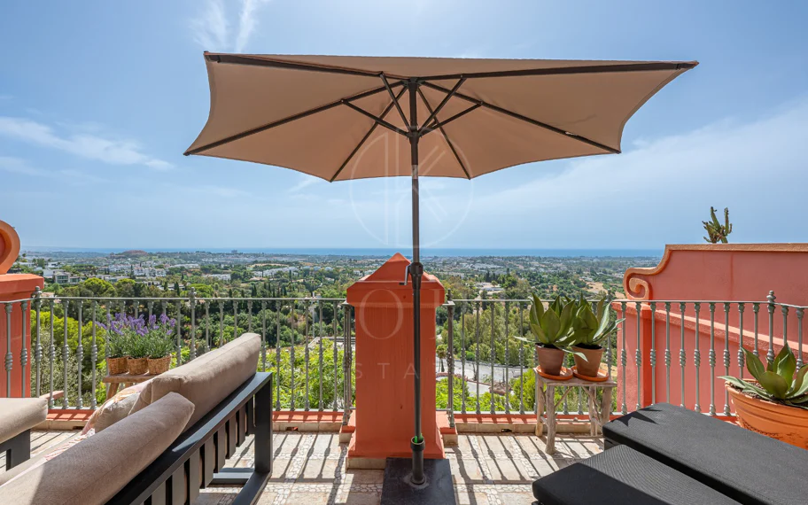 Exclusivo Dúplex Reformado con Vistas Panorámicas al Mar en La Quinta, Benahavís