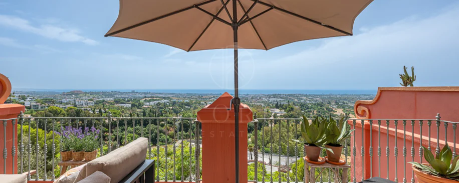 Exclusivo Dúplex Reformado con Vistas Panorámicas al Mar en La Quinta, Benahavís