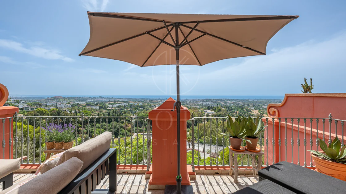 Exclusivo Dúplex Reformado con Vistas Panorámicas al Mar en La Quinta, Benahavís