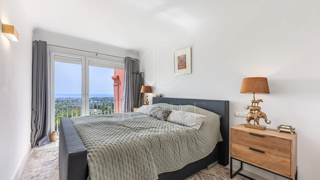 Exclusivo Dúplex Reformado con Vistas Panorámicas al Mar en La Quinta, Benahavís