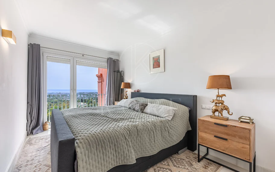Exclusivo Dúplex Reformado con Vistas Panorámicas al Mar en La Quinta, Benahavís