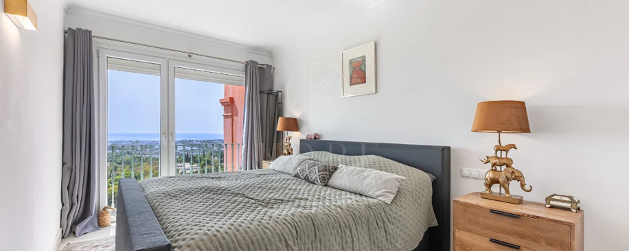 Exclusivo Dúplex Reformado con Vistas Panorámicas al Mar en La Quinta, Benahavís