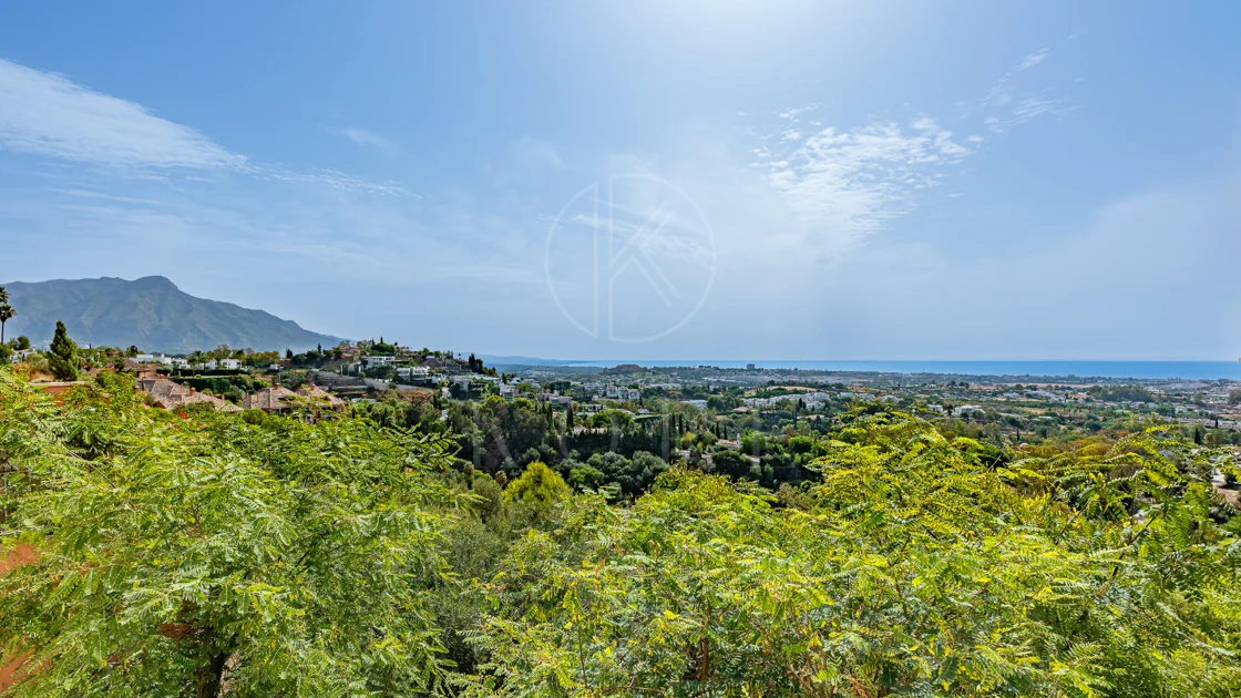 Exclusivo Dúplex Reformado con Vistas Panorámicas al Mar en La Quinta, Benahavís