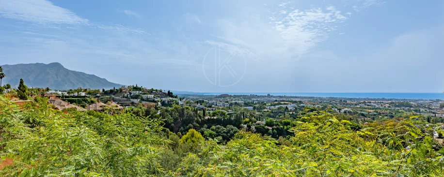 Exclusivo Dúplex Reformado con Vistas Panorámicas al Mar en La Quinta, Benahavís
