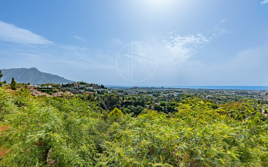 Exclusivo Dúplex Reformado con Vistas Panorámicas al Mar en La Quinta, Benahavís