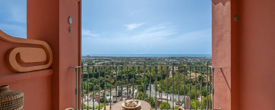 Exclusivo Dúplex Reformado con Vistas Panorámicas al Mar en La Quinta, Benahavís