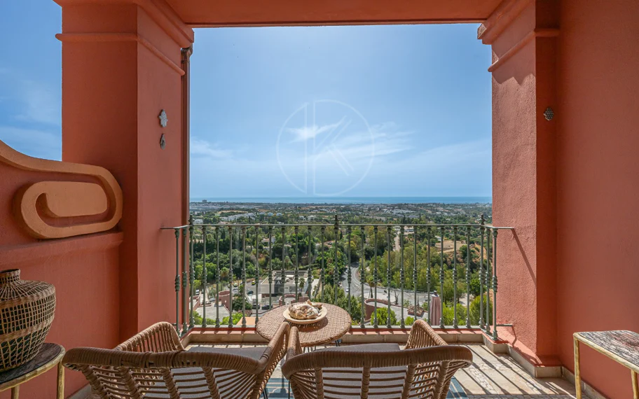 Exclusivo Dúplex Reformado con Vistas Panorámicas al Mar en La Quinta, Benahavís