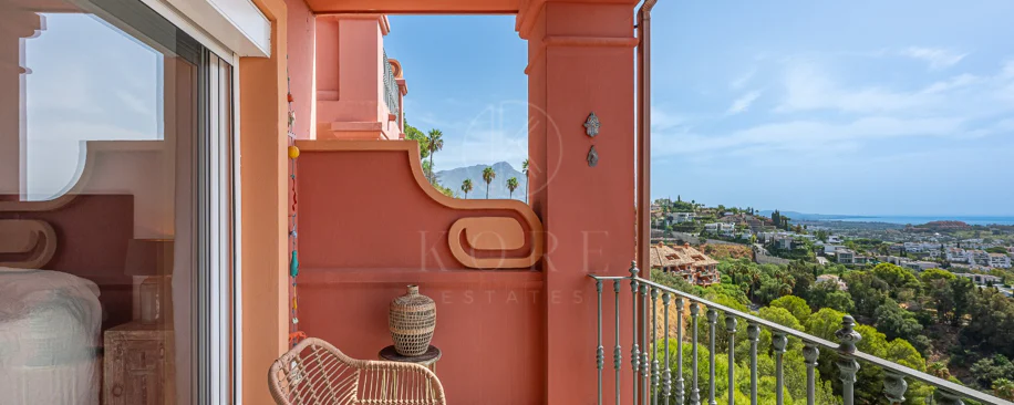 Exclusivo Dúplex Reformado con Vistas Panorámicas al Mar en La Quinta, Benahavís